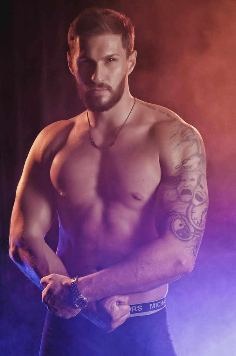 Luca-is-a-male-stripper-in-Las-Vegas-4
